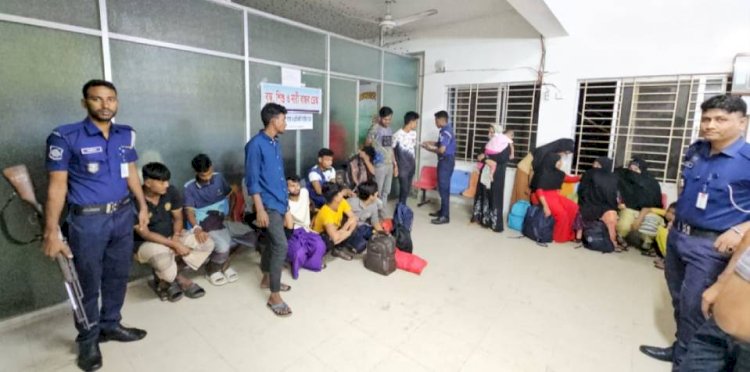 টেকনাফে সাগর পথে মালয়েশিয়া যাওয়ার প্রাক্কালে ২৪ নারী- পুরুষ সহ ৩ দালালের সহযোগী আটক