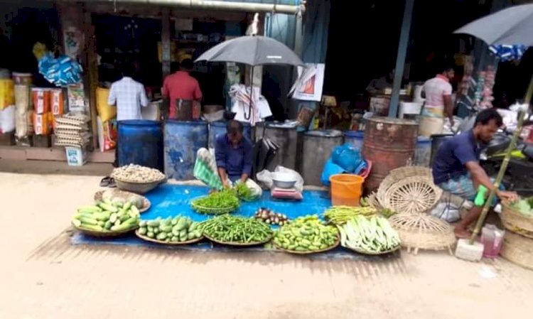 বুড়িচংয়ে  অস্থির সবজির বাজারে দিশেহারা নিম্ন আয়ের মানুষ