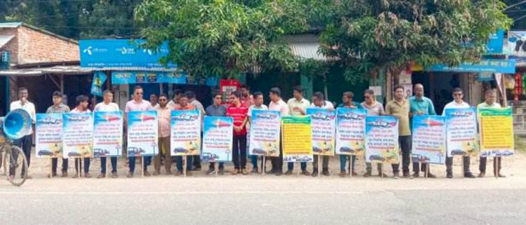 রাজশাহী মোহনপুরে সড়ক দুর্ঘটনা রোধে স্থানীয় সাংবাদিকদের মানববন্ধন