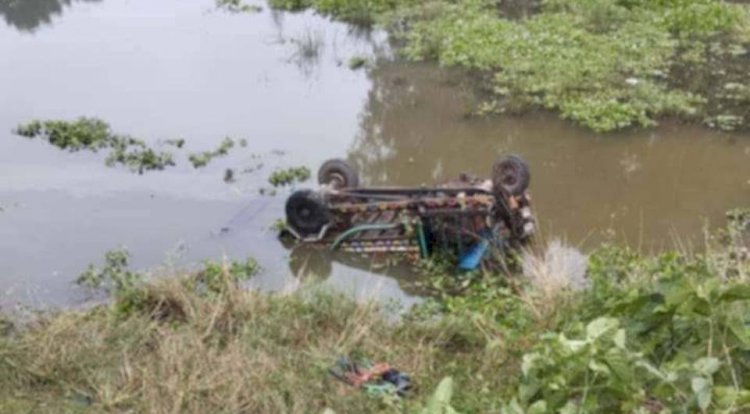 নওগাঁর আত্রাইয়ে গরু বোঝাই ইঞ্জিনচালিত ভূটভূটি উল্টে রেজাউল নামে এক গুরু ব্যবসায়ীর মৃত্যু