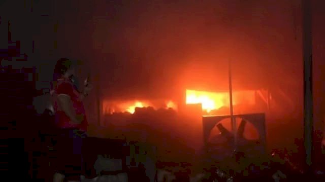 পানির অভাবে পুড়ে কয়লা রাজধানী কল্যাণপুরের সুন্দরবন কুরিয়ার সার্ভিস।