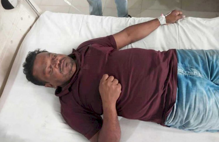 নওগাঁর রানীনগরের প্রেসক্লাবের সাধারণ সম্পাদক শাহারুখ  ও কালের কন্ঠের পত্রিকার প্রতিনিধি  উপর হামলা