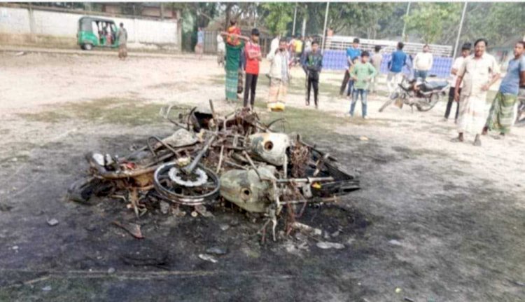 নওগাঁর কালিগ্রামে জাগরণী ক্লাবের কমিটি গঠন নিয়ে দ্বন্দ্বে ৫টি মোটরসাইকেলে অগ্নি সংযোগসহ চার জন আহত