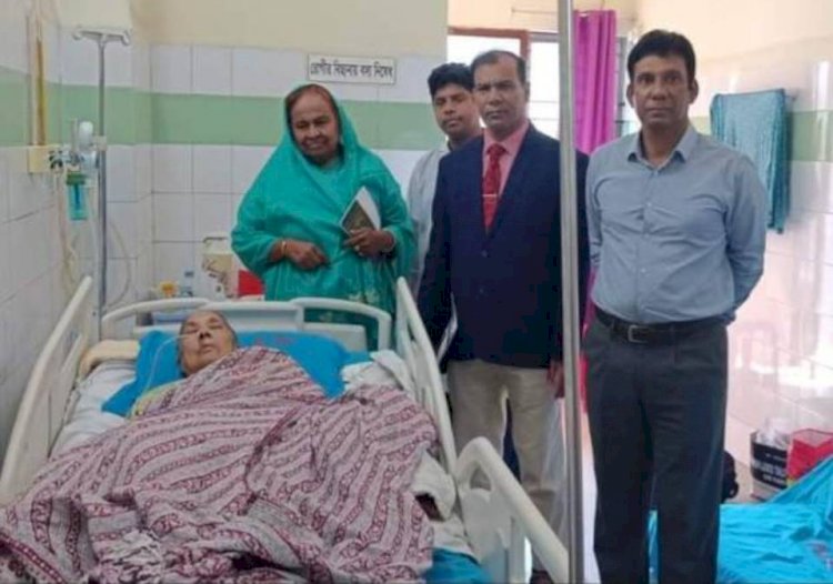 ঢাকায় স্বাস্থ্য ও পরিবার কল্যাণ সচিবের মাতার শয্যা পাশে ড.হোসনে-আরা বেগম।