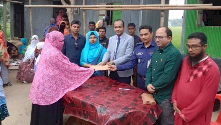 বুড়িচংয়ে ট্রেনের ধাক্কায় নিহতের পরিবারের মধ্যে আর্থিক সহায়তা প্রদান
