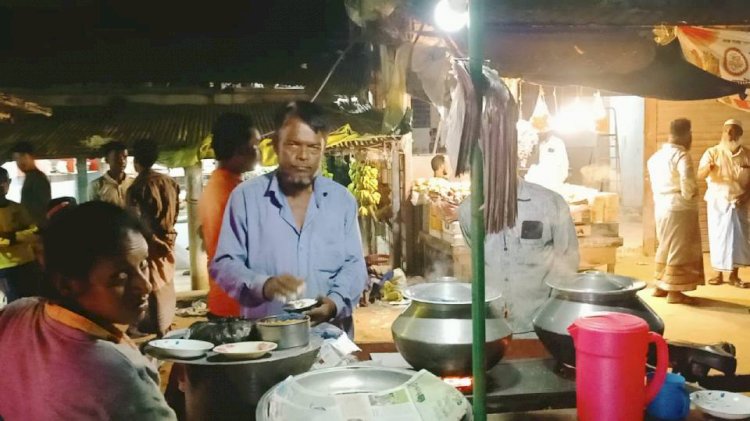 টেকনাফে বিভিন্ন স্টেশন ও ফুটপাতে ওম ছড়াচ্ছে শীতের ভাপা পিঠা