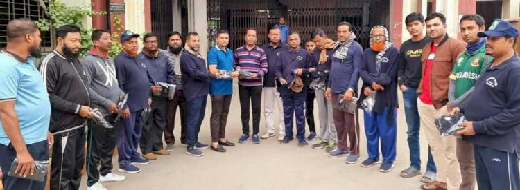 কেশবপুর উপজেলা ভোরের সাথীদের  মাঝে শীতের গেঞ্জি বিতরণ
