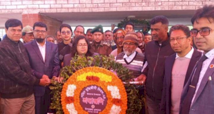 রাজশাহী মোহনপুর মুগরইল গ্রামে শহীদ বুদ্ধিজীবী দিবস উপলক্ষে পুষ্পস্তবক অর্পণ
