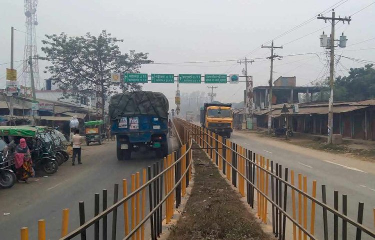নওগাঁর মহাদেবপুর উপজেলার চৌমাশিয়া এলাকায় পিকআপের চাকায় পৃষ্ট হয়ে আজিজের মৃত্যু
