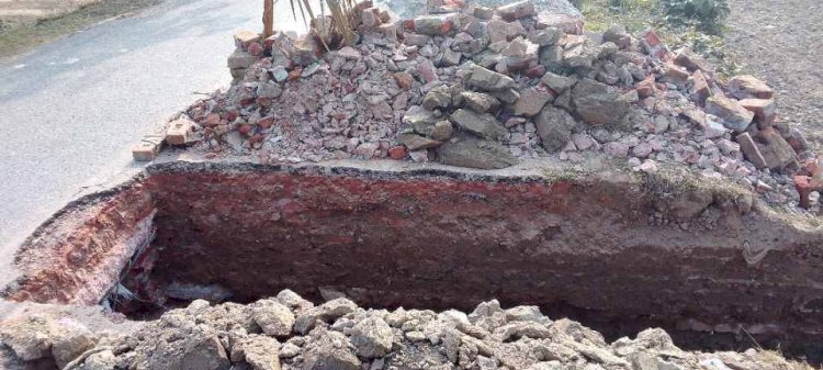 সংস্কারকৃত রাস্তা কেটে কালভার্ট নির্মাণ করায় ভোগান্তিতে যাত্রীরা