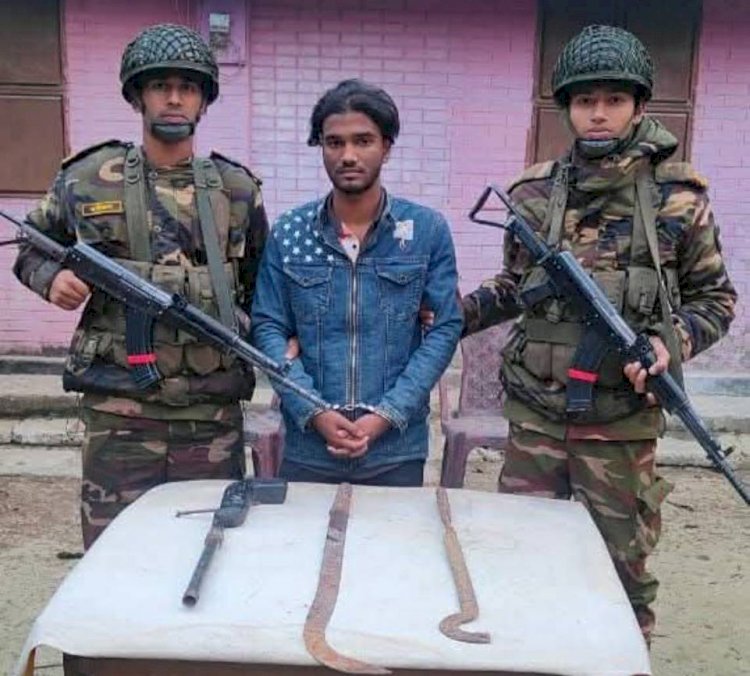 চৌদ্দগ্রামে সেনাবহিনীর অভিযানে শর্টগান ও দেশীয় অস্ত্র সহ যুবক