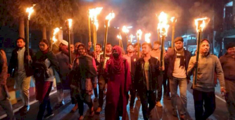 রাজবাড়ীতে লিফলেট বিতরণের প্রতিবাদে মশাল মিছিল