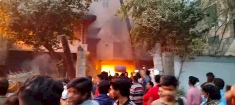 নওগাঁয় আ.লীগের পার্টি অফিস ও সাবেক মন্ত্রী সাধনের বাড়ি ভাংচুর করে অগ্নি সংযোগ