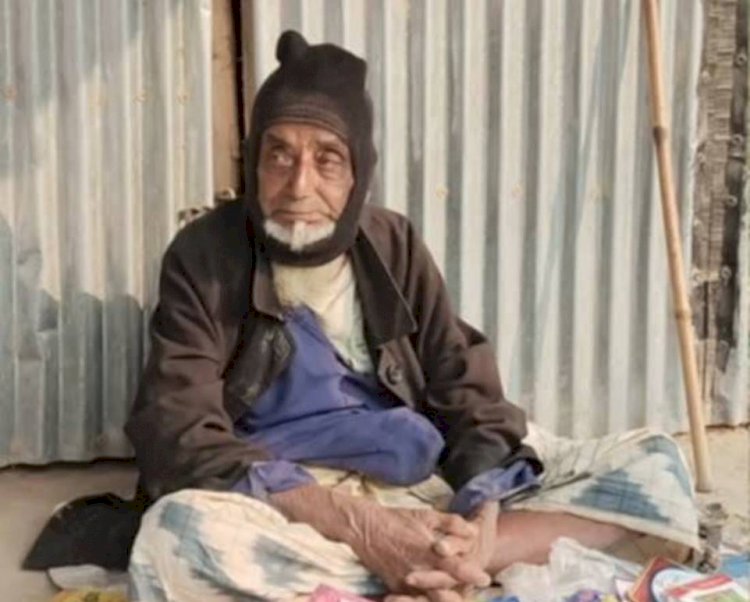 নওগাঁয় মজির উদ্দিন সেঞ্চুরি কোটা  পার করে ফল ও সবজি বিক্রি করে জীবন যাপন