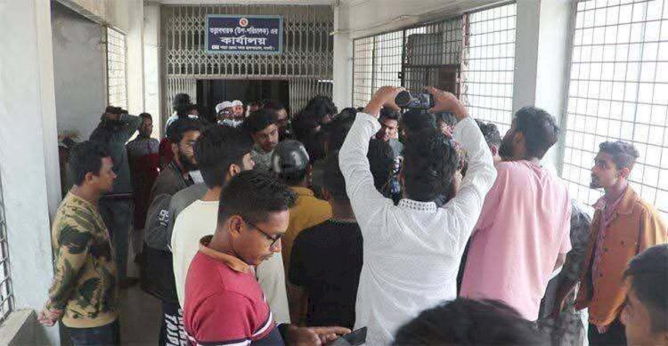 নওগাঁ সদর ২৫০ শয্যা বিশিষ্ট হাসপাতালের অনিয়ম দুর্নীতি প্রতিবাদে ঘেরাও কর্মসূচি পালিত