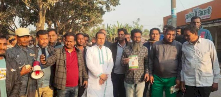 রাজশাহী মোহনপুর ধূরইল বাজারে বিএনপির ৩১ দফা রুপরেখার লিফলেট বিতরণ করেন রায়হান