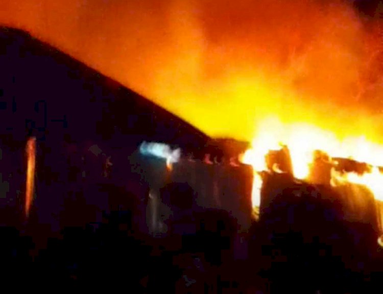 রাজবাড়ী বহরপুর বাজারে আগুনে পুড়ে ছাই ১২ দোকান