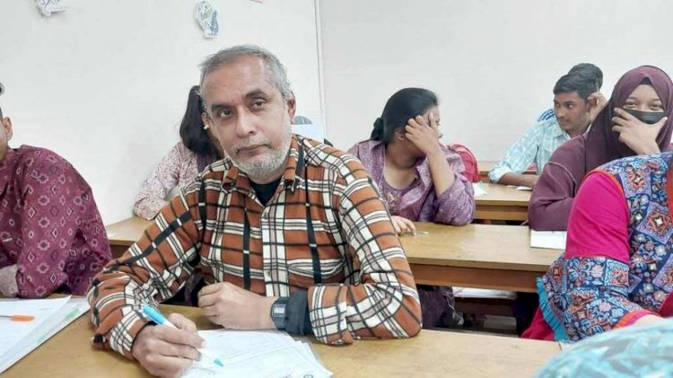 নওগাঁয় তাওহীদুর হাফ সেঞ্চুরি বয়সে স্নাতক প্রথম বর্ষের বিশ্ববিদ্যালয়ের ভর্তি পরীক্ষা দিচ্ছেন