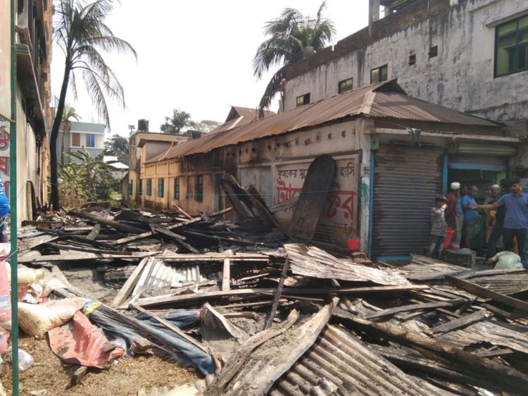মির্জাগঞ্জের সুবিদখালীতে আগুনে পুরে ছাই ফার্নিচার এর দোকান