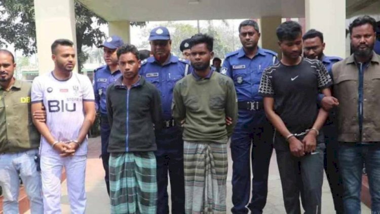 নওগাঁ রাতে অভিযান চালিয়ে ডাকাতির মালামালসহ ৪ জন ডাকাতকে গ্রেফতার