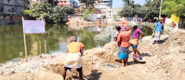 রাজশাহীতে ভরাট হওয়া পুকুর আগের অবস্থায় ফিরিয়ে আনার উদ্যোগ নিয়েছেন প্রশাসন