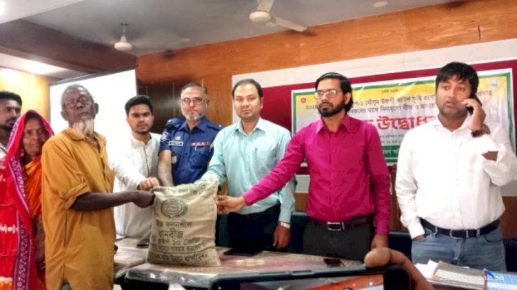 পীরগাছায় বিনামূল্যে বীজ ও রাসায়নিক সার বিতরণ