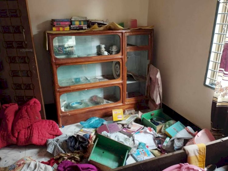 নড়াইলের লাহুড়িয়ায় ভাংচুর ও লুটপাট করেই ক্ষান্ত হননি, চাঁদা না দিলে এস্কেভেটর দিয়ে দোতলা বাড়ি ভেঙ্গে ফেলার হুমকি