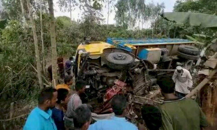 ট্রাকের ধাক্কায় ইজিবাইক চালক নি,হ,ত,দুমড়ে,মুচড়ে খাদে ইজিবাইক ও,ট্রাক,ট্রাক আটক