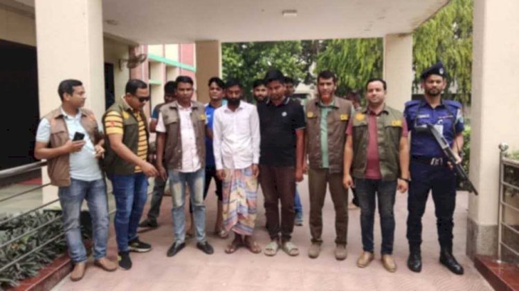 নওগাঁয় চলমান পুলিশ কনস্টেবল নিয়োগে অর্থের বিনিময়ে চাকরি দেওয়ার প্রতারণায় ২ জন গ্রেফতার