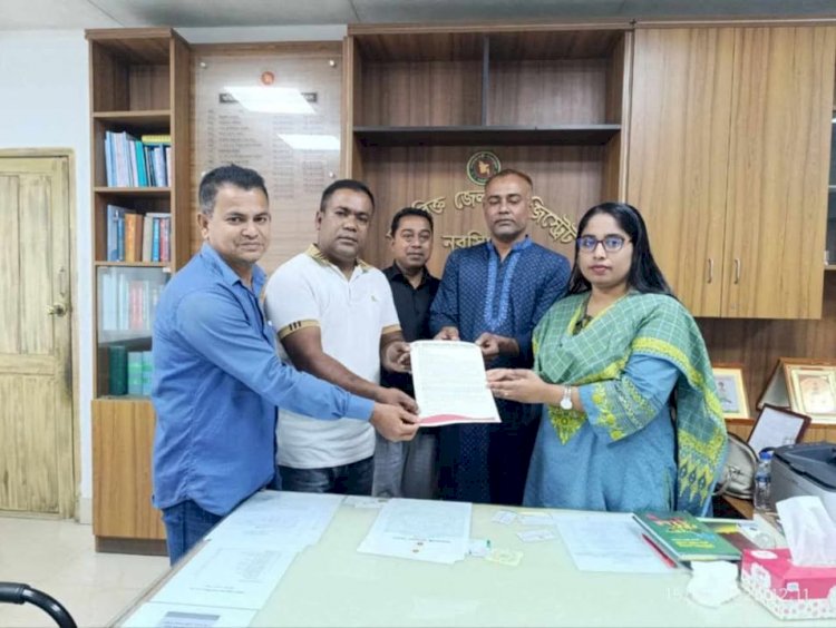 নরসিংদীতে গণমাধ্যম কর্মীর বিভিন্ন দাবি নিয়ে স্মারকলিপি প্রদান।