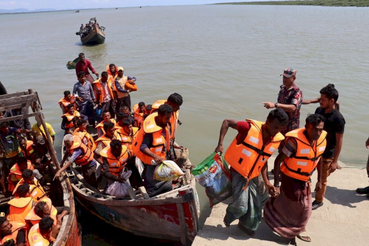 আরাকান আর্মির হাতে জিম্মি ৫৫ জেলেকে ফেরত আনল বিজিবি