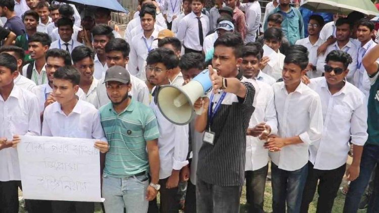 দীর্ঘদিন ধরেই ছয় দফা দাবিতে নওগাঁ  মুক্তি মোড়ে কেন্দ্রীয় শহীদ মিনারে  বিক্ষোভ মিছিল