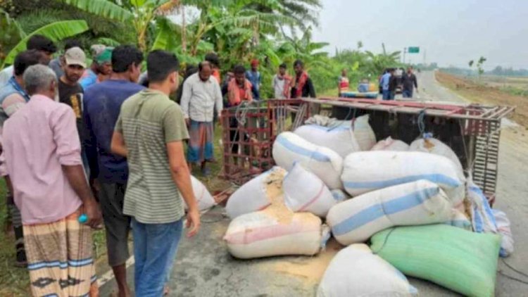নওগাঁয় ইঞ্জিন চালিত ভুটভুটি উল্টে, চাপা পড়ে শিমুল নামে এক জনের মৃত্যু