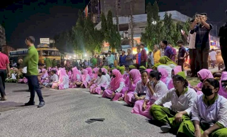 ঠাকুরগাঁওয়ে এক দফা দাবিতে সড়ক অবরোধ করেন নার্সিং ইনস্টিটিউটের শিক্ষার্থীরা