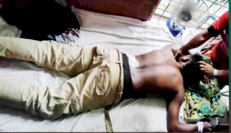 নওগাঁর নগর ব্রীজে এলাকায় দিনে-দুপুরে  ছুরিকাঘাত করে টাকা ছিনতাই