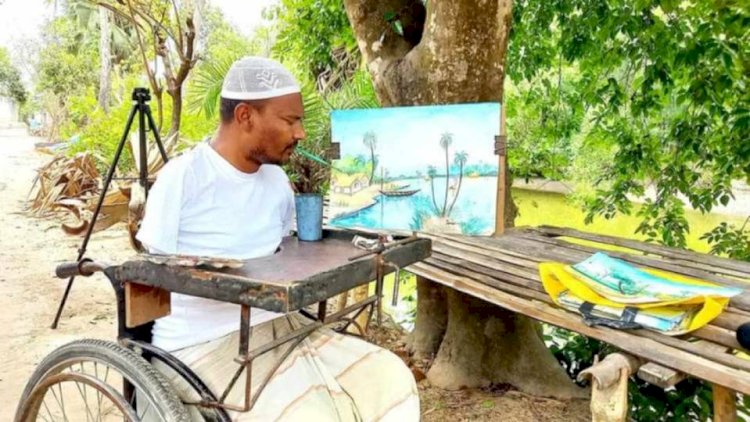 নওগাঁর মান্দায় বৈদ্যুতিক দূর্ঘটনায় দুই হাত হারিয়ে মুখ দিয়ে ছবি এঁকে জীবন  সংসার চলে ইব্রাহিমের