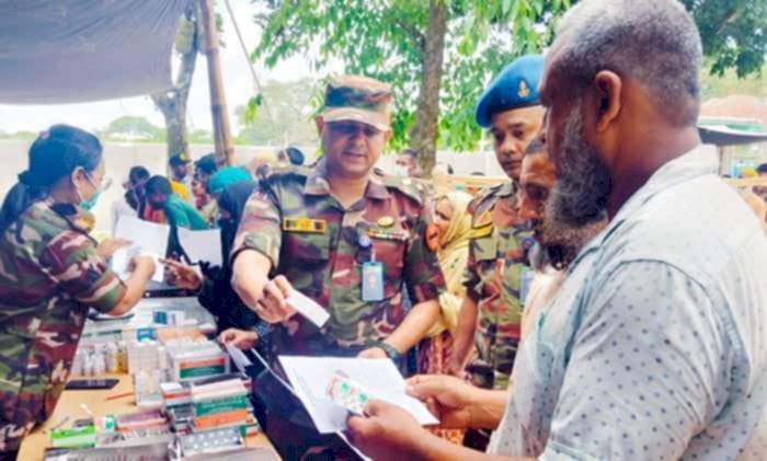 নওগাঁর রাণীনগরে বাংলাদেশ সেনাবাহিনীর উদ্যোগে একদিনের বিনামূল্যে  চিকিৎসা ক্যাম্প অনুষ্ঠিত