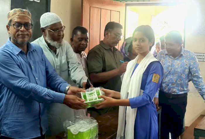 নওগাঁয় ২৮০ জন শিক্ষার্থীর মাঝে জেলা কার্যলয়ের উদ্যোগে দুদকের  শিক্ষা উপকরণ বিতরণ