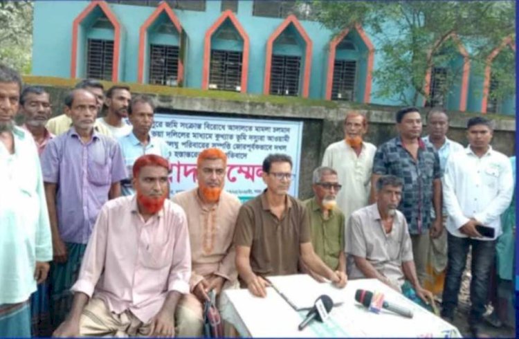 নওগাঁর মহাদেবপুরে সংখ্যালঘু হিন্দু সম্প্রদায়ের জমি জবরদখল চেষ্টার প্রতিবাদে সংবাদ সম্মেলন