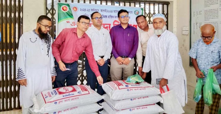 বুড়িচংয়ে বন্যায় ক্ষতিগ্রস্থ মৎস্যচাষীদের মধ্যে মাছের খাবার বিতরণ