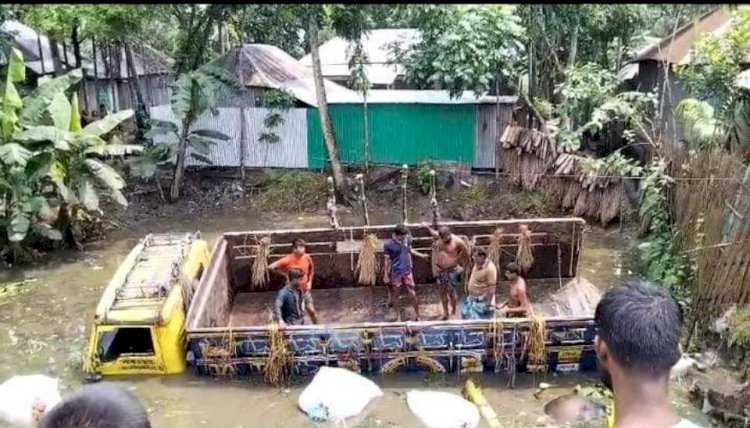 রাজবাড়ী-কুষ্টিয়া আঞ্চলিক মহাসড়কে গরুবাহী একটি ট্রাক নিয়ন্ত্রণ হারিয়ে খাদে উল্টে দুই ব্যবসায়ী নিহত