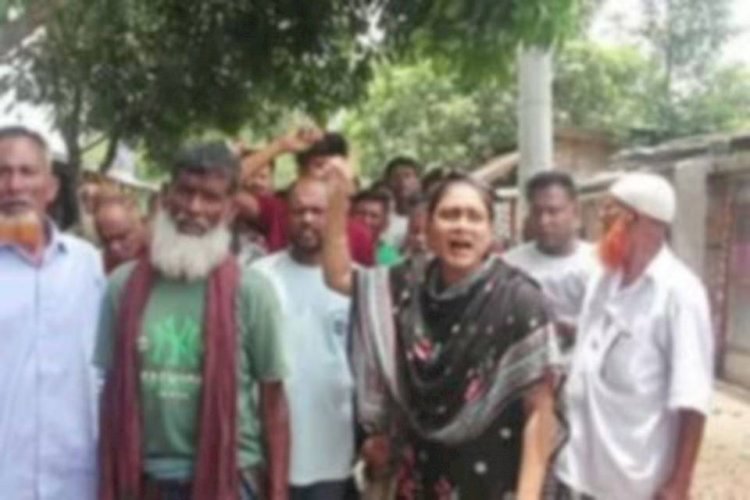 নওগাঁয় ভিজিডি কর্মসূচির কার্ড- ধারীদের কাছে থেকে টাকা নিয়ে চাল বিতরণ করার অভিযোগ