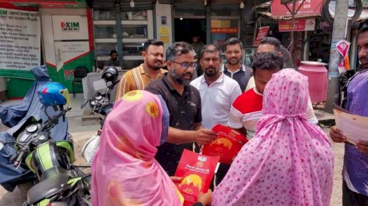 পাবনার চাটমোহরে অভিভাকদের মাঝে সচেতনতামূলক লিফলেট বিতরণ করলেন বিএনপি নেতা তাইজুল