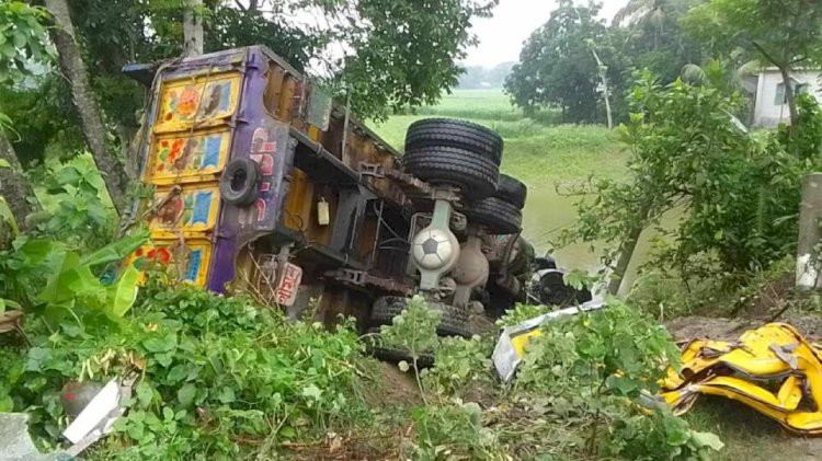 রাজবাড়ীর কালুখালীতে যাত্রীবাহী বাস ও ট্রাকের মুখোমুখি সংঘর্ষে ২০ জন আহত