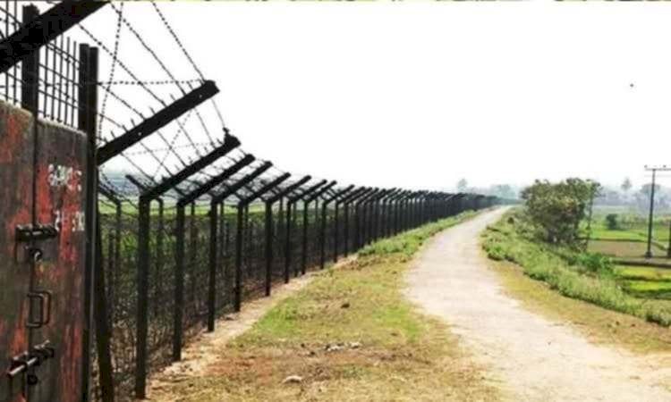 নওগাঁয় সীমান্ত এলাকায় টিকটক করার সময় ভারতীয় বিএসএফ এর হাতে ২ কলেজ ছাত্র আটক