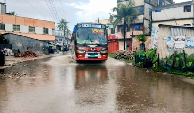 মির্জাগঞ্জের প্রাণকেন্দ্র সুবিদখালী বন্দর রাস্তায় বৃষ্টি পানি জমে জন দুর্ভোগ