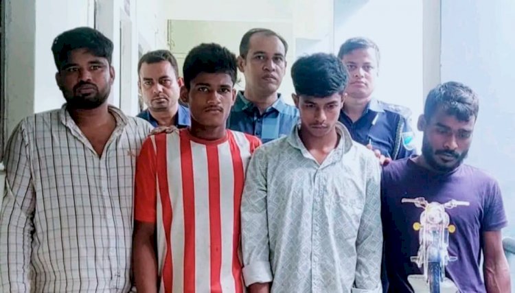 গভীর রাতে রাস্তায় ডাকাতি করতে যেয়ে জনতার হাতে আটক ৪ ডাকাত সদস্য