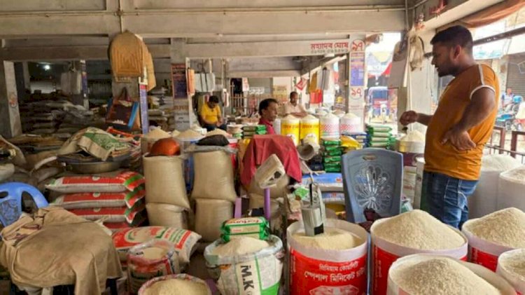 নওগাঁয় ভরা মৌসুমে হটাৎ করে চালের দাম বৃদ্ধির কারণে নাভিশ্বাস হয়ে উঠেছে   নিন্মমধ্যম আয়ের মানুষের!