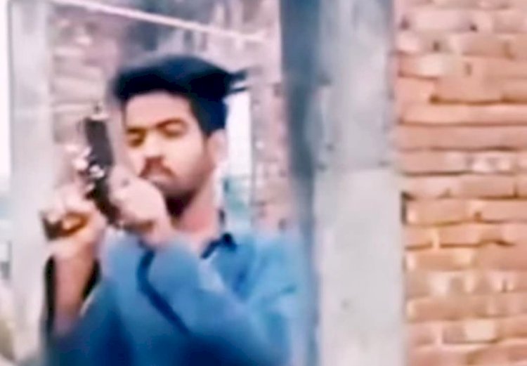 শ্রীপুরে কিশোর গ্যাং নেতার গুলিবর্ষণের ভিডিও ভাইরাল, পুলিশ তল্লাশিতে নেমেছে