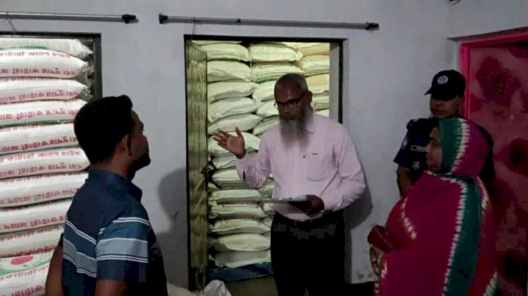 নওগাঁয় অবৈধভাবে মজুদ রাখা ৫০০ বস্তুা চাল জব্দ করেছে স্থানীয় প্রশাসন আতিয়া খাতুন